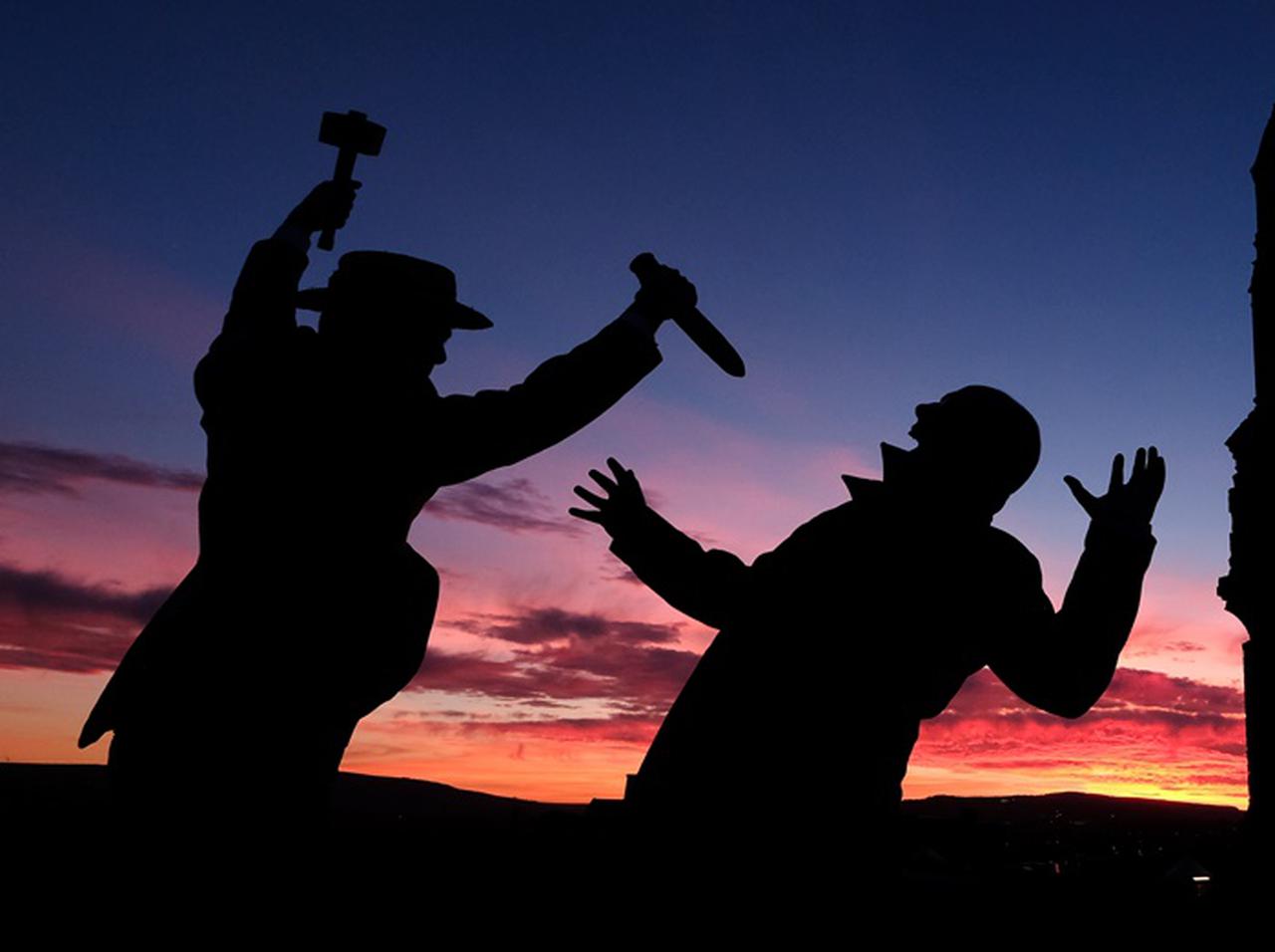 Netflixのドラマ『ドラキュラ伯爵』の看板やＣＭがセンスのかたまり