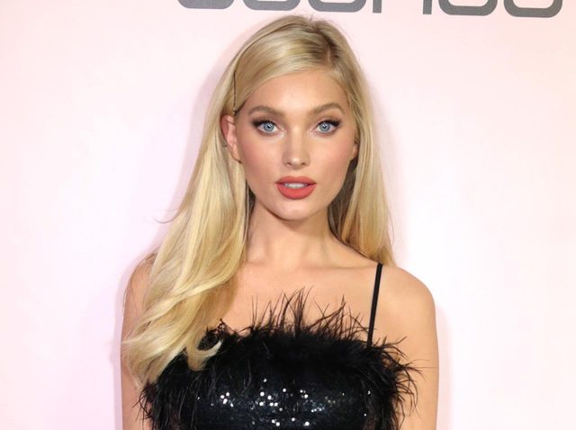 ヴィクシー・エンジェルのエルザ・ホスクが来日、ハローキティの新幹線を背に記念撮影