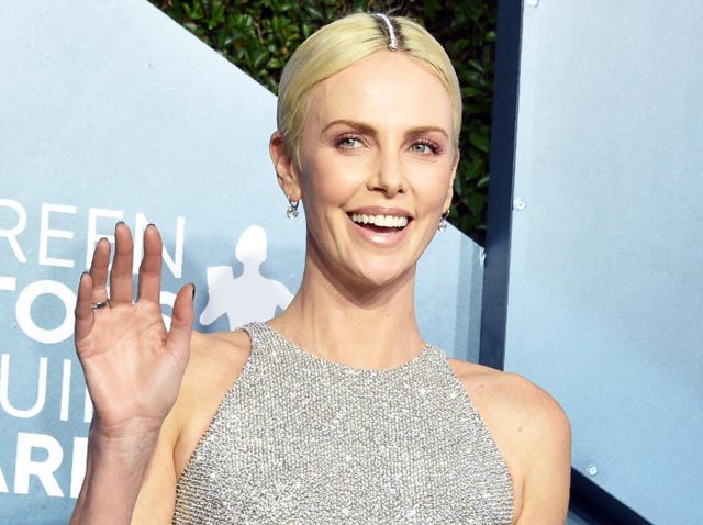 シャーリーズ・セロン、ピンチを美に変える「ティファニーのブレスレット」の使い方に脱帽