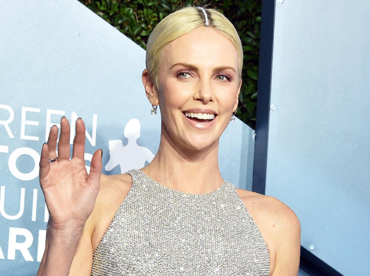 シャーリーズ・セロン、ピンチを美に変える「ティファニーのブレスレット」の使い方に脱帽