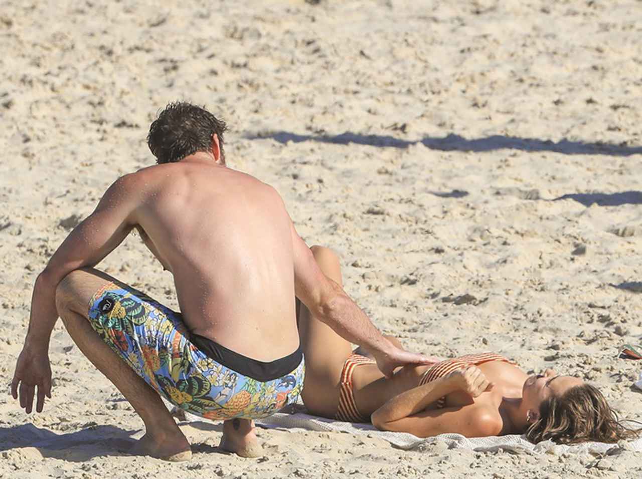リアム・ヘムズワース、新恋人とビーチでイチャイチャ【写真アリ】