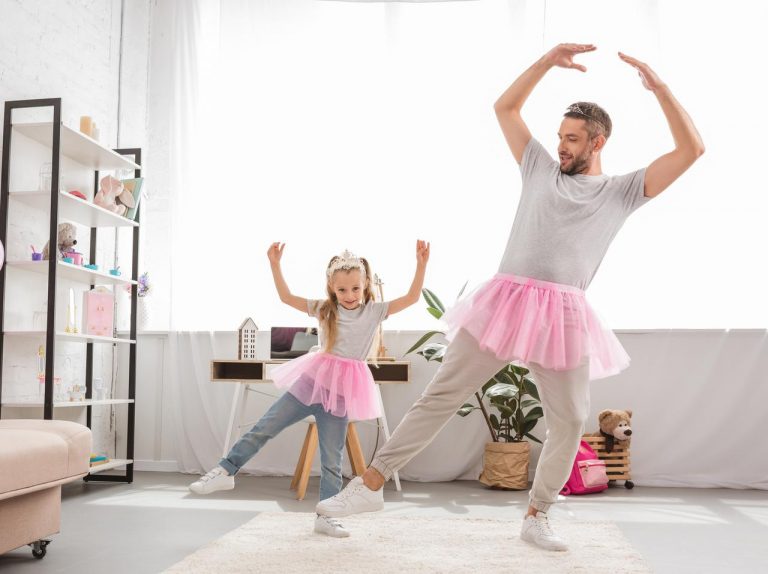 チアリーダーのパパ、観客席で娘のチアダンスを「完コピ」して観客の視線を奪ってしまう