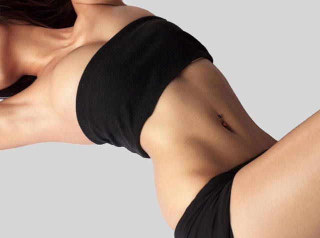 壁を利用してストレッチ！年始は楽に「くびれ」にアプローチ♡