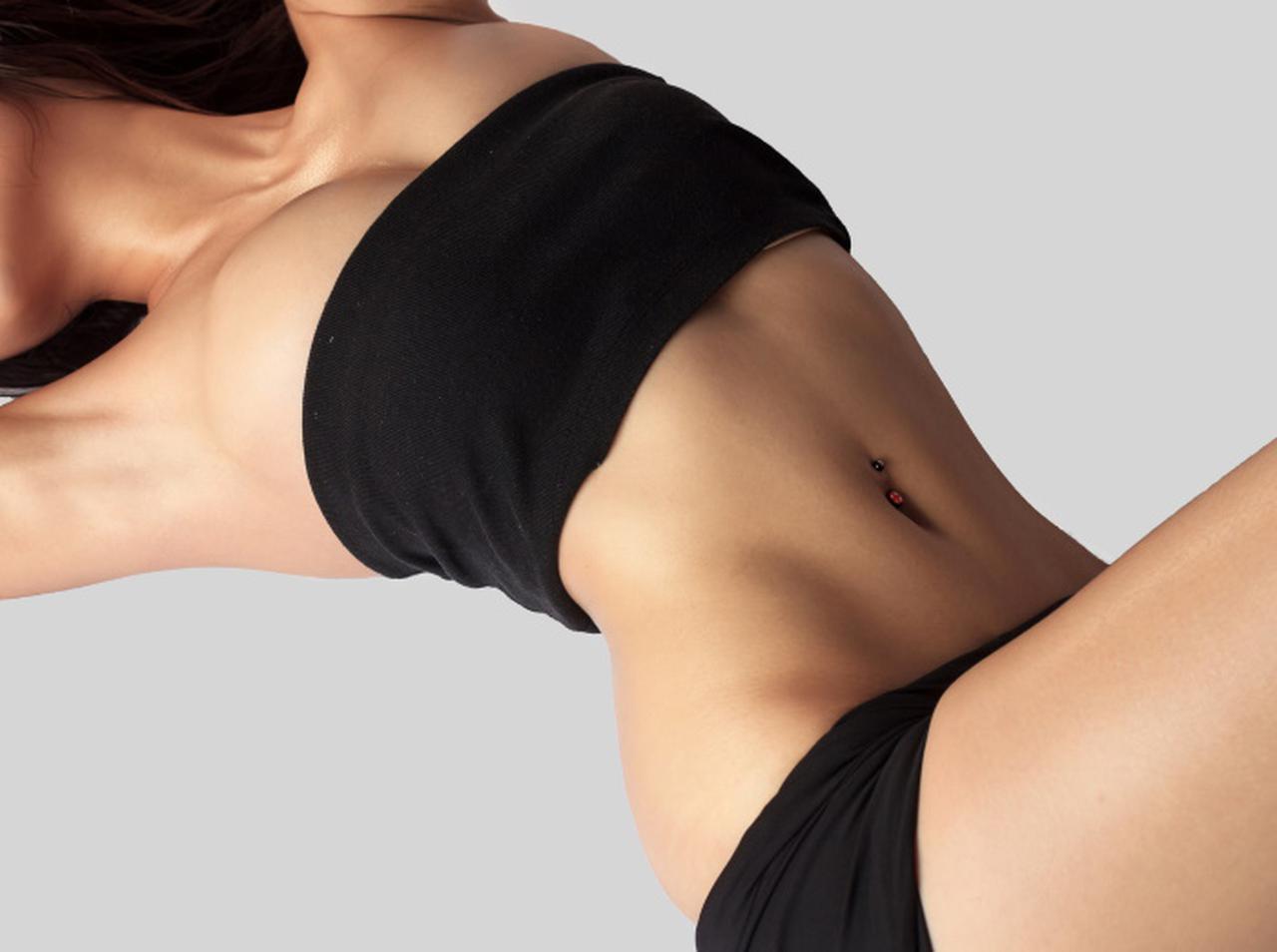 壁を利用してストレッチ!年始は楽に「くびれ」にアプローチ♡