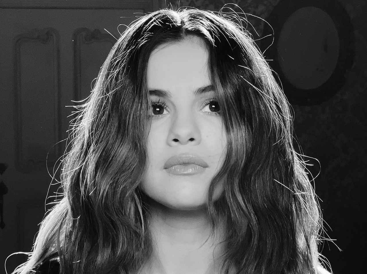 セレーナ・ゴメスの「オリジナルファーポーチ」を3名様にプレゼント