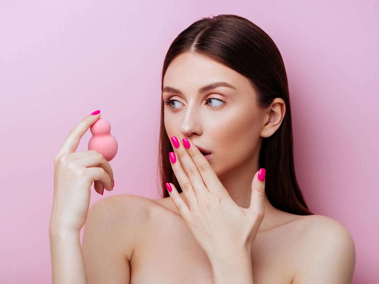 衝撃!海外の“まとめて”メイクスポンジを洗う方法が画期的すぎる