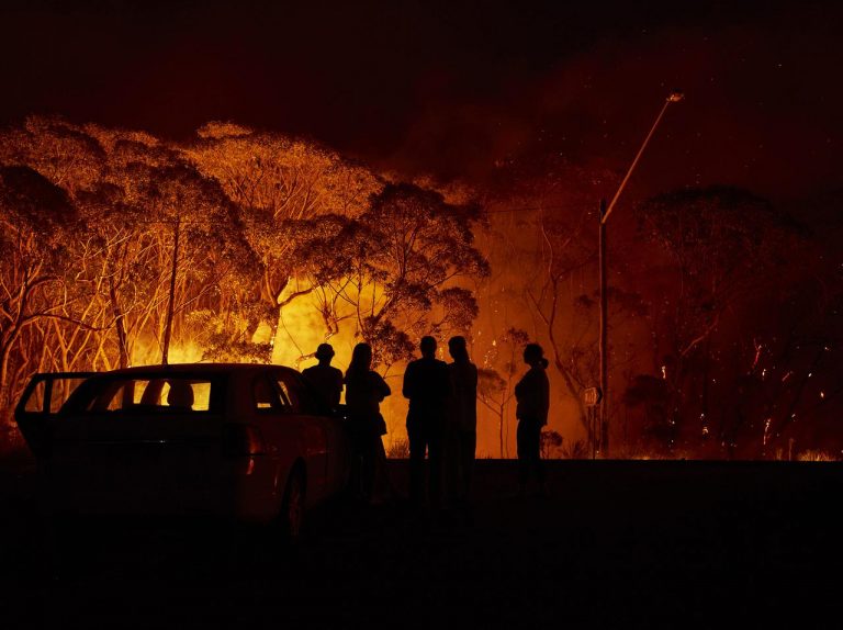 オーストラリア森林火災、亡くなった消防士の2歳の娘が葬儀で「ある行動」を取る