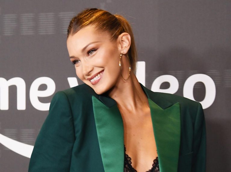 ベラ・ハディッド、スマホが水没して「日本でもお馴染みの対処法」に挑戦