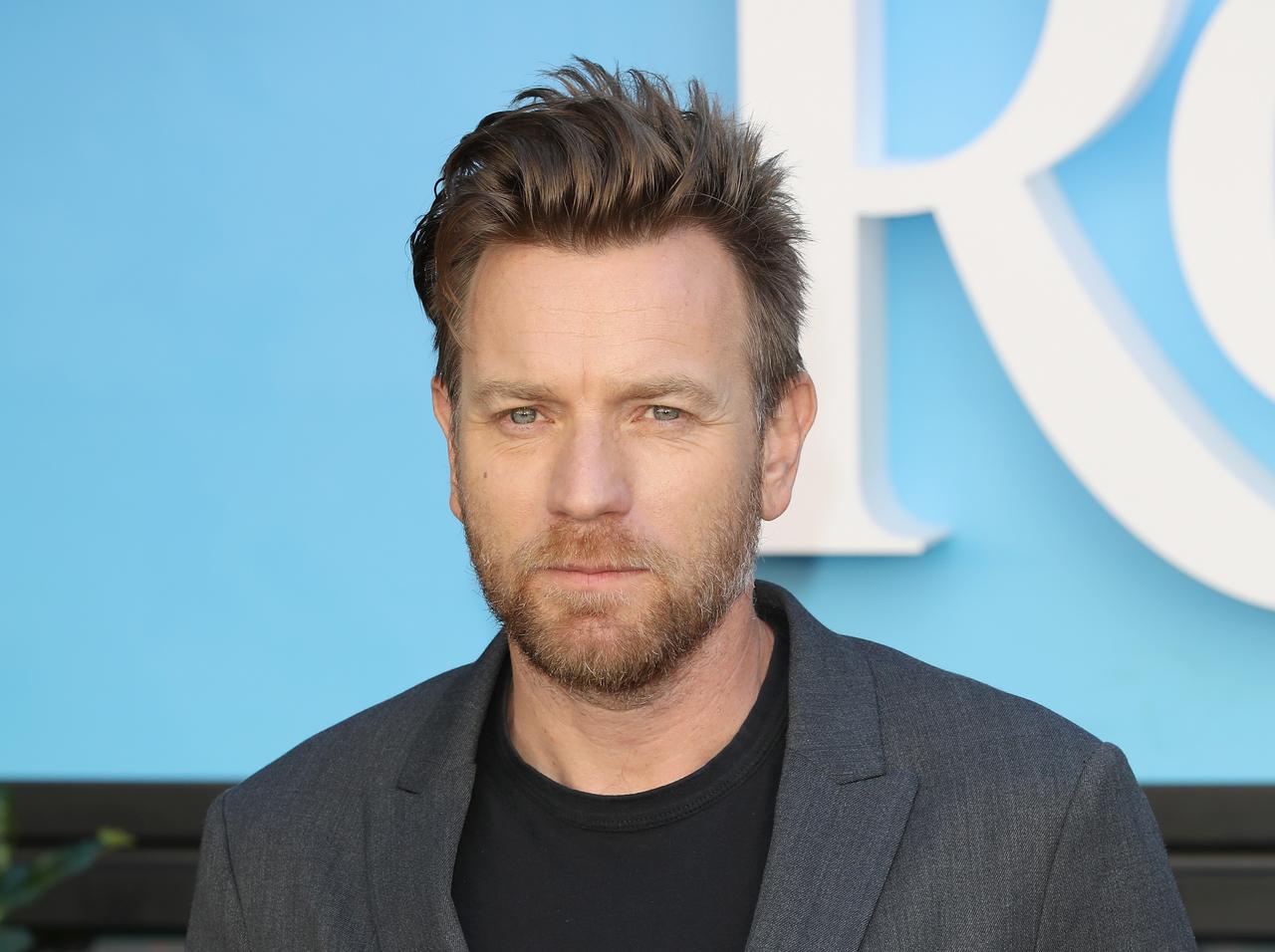 ユアン・マクレガーが実在のファッションデザイナーに!撮影現場で初キャッチ