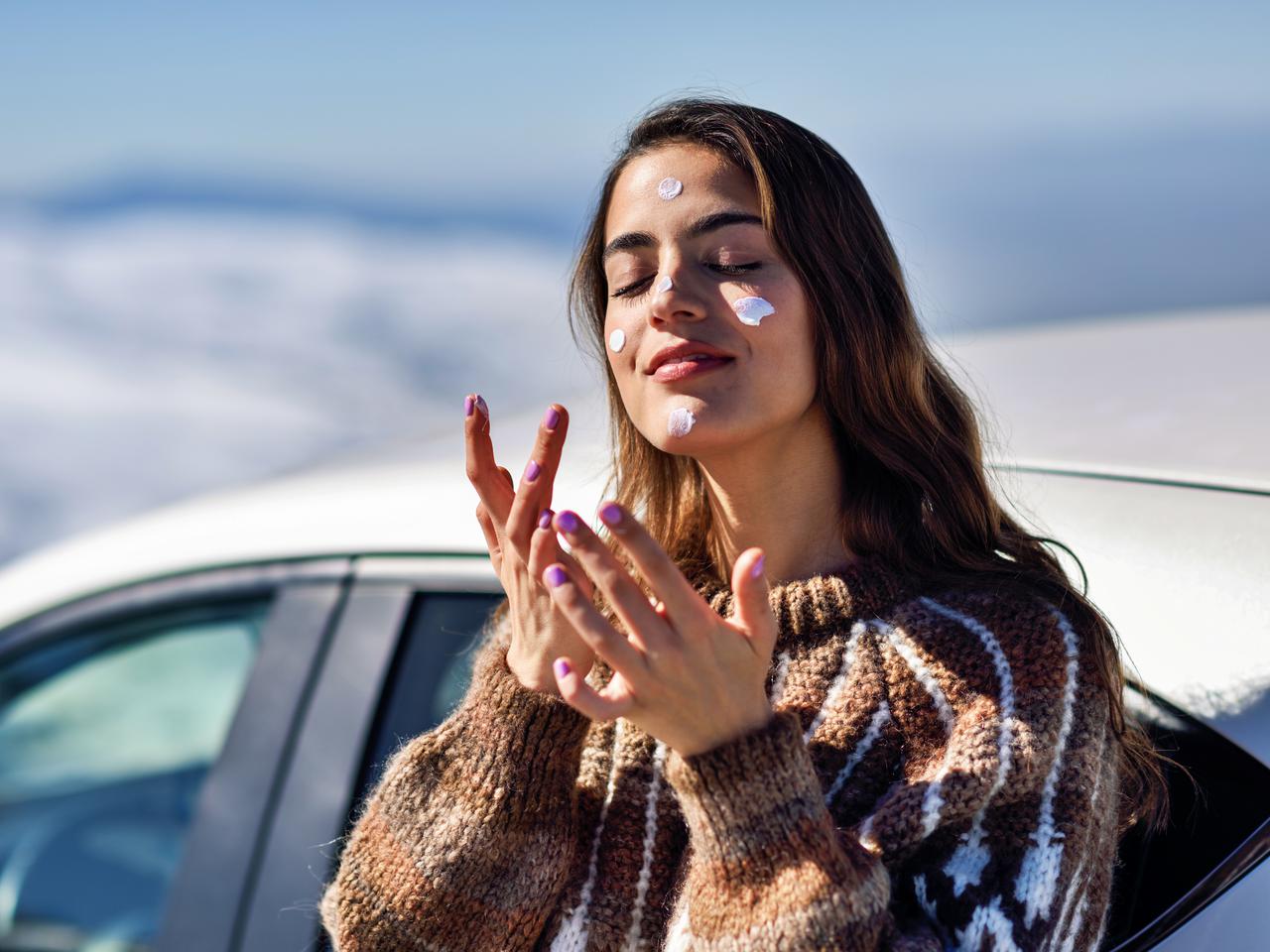 超カンタン！メイクの上から日焼け止めを塗りなおす方法