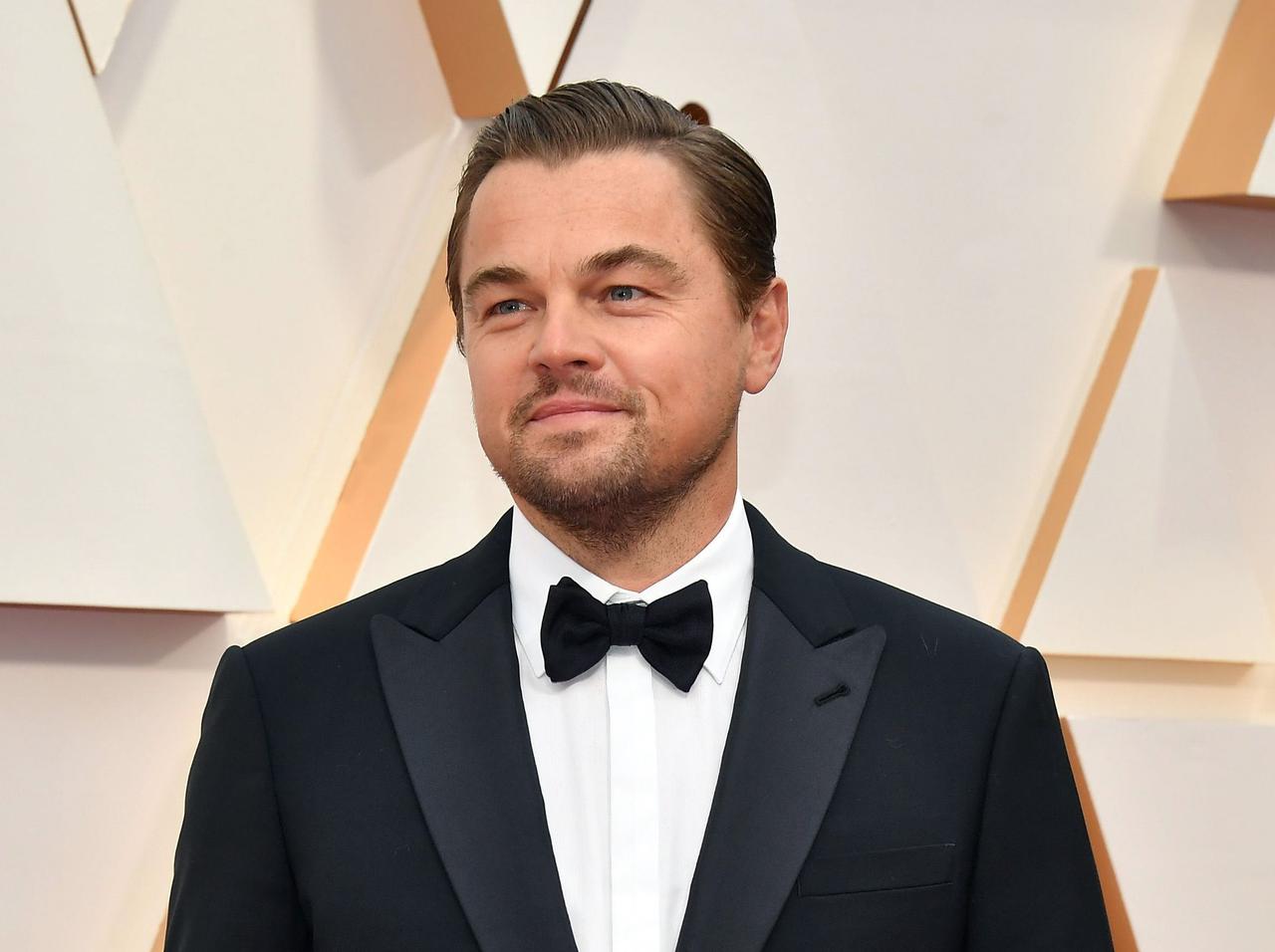 レオナルド・ディカプリオ、俳優だと気づかれず観光客に道を教えてあげる