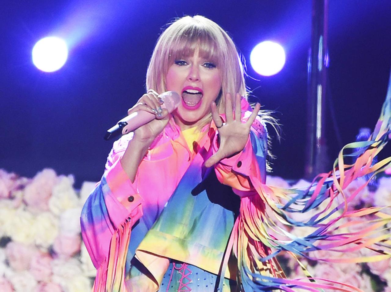 テイラー・スウィフト、歌唱シーンを再現した蝋人形が「完全にホラー」と不評