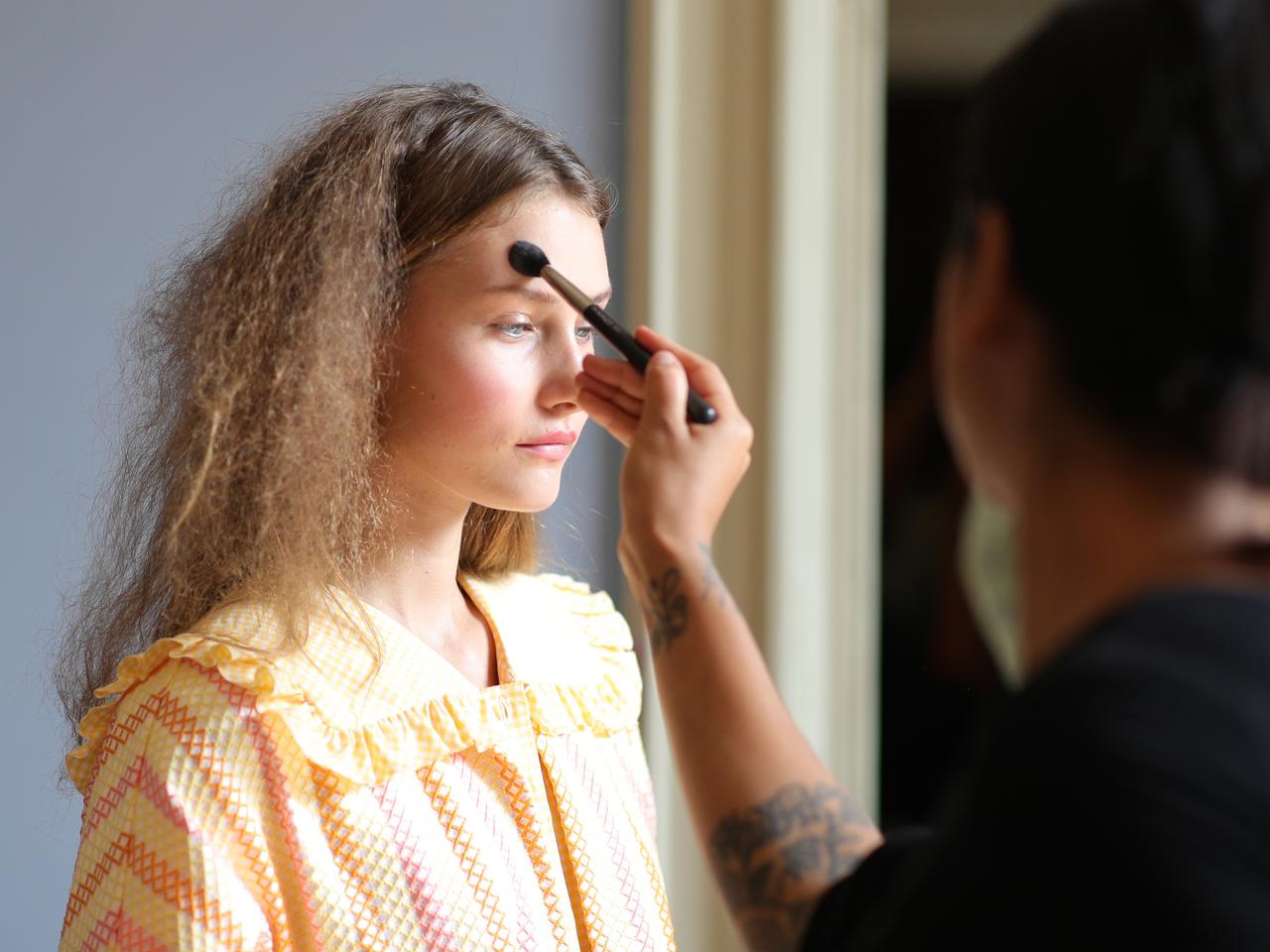 プロはやらない！ニキビを悪化させる「NGメイク」とは？