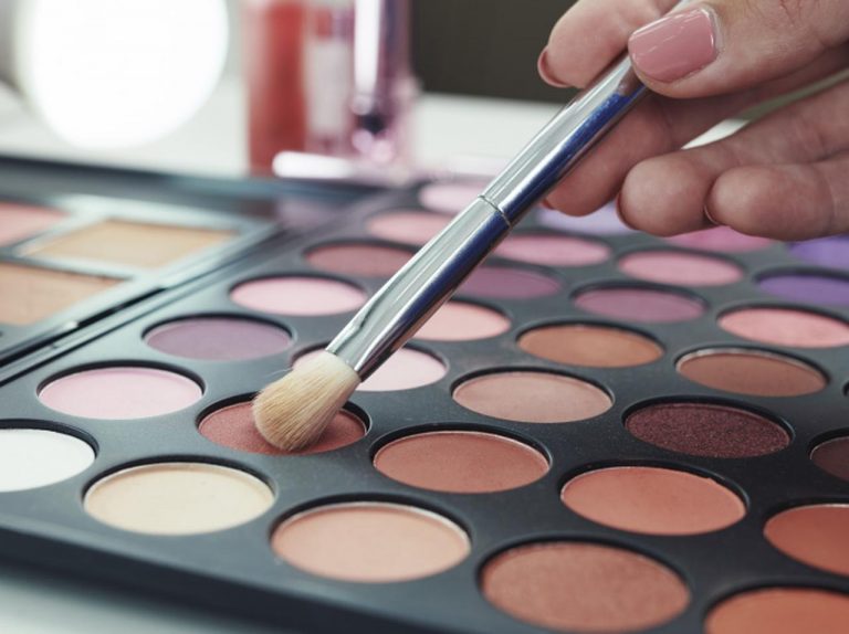 多色アイシャドウパレットから、どう色を選ぶ?失敗しない色選びをプロが伝授