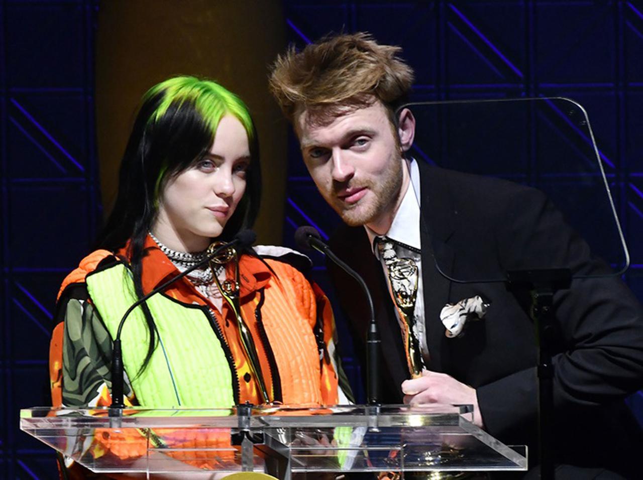 ビリー・アイリッシュ、両親に「給料」を支払っている彼女ならではの理由とは？