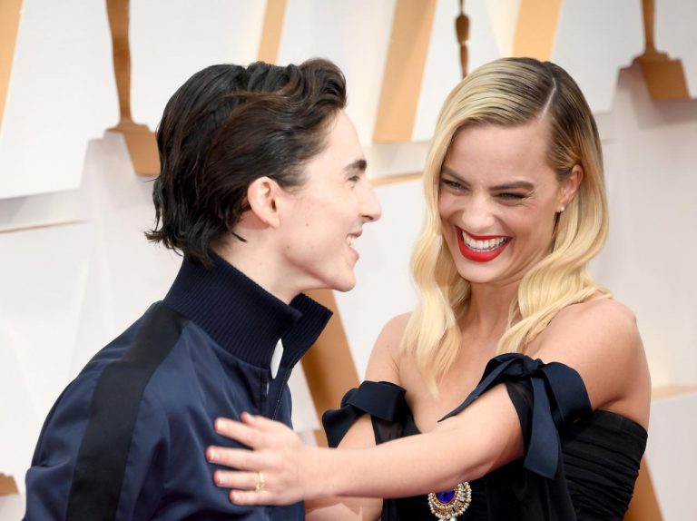 ティモシー・シャラメ、マーゴット・ロビーにフォトボムし「顔を両手で挟まれる姿」が可愛すぎる【アカデミー賞】