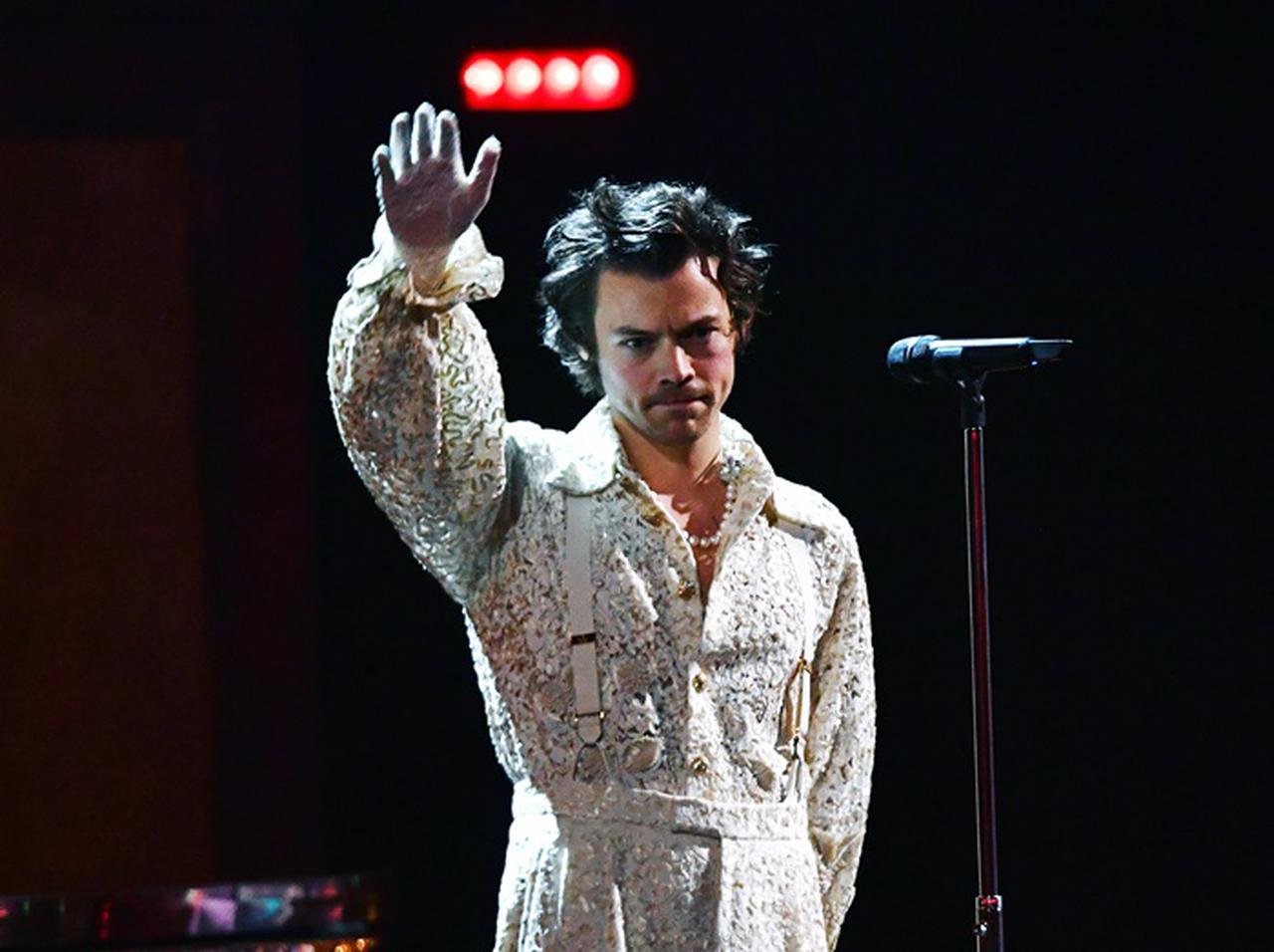 ハリー・スタイルズ、「黒リボン」で自殺した元恋人を追悼