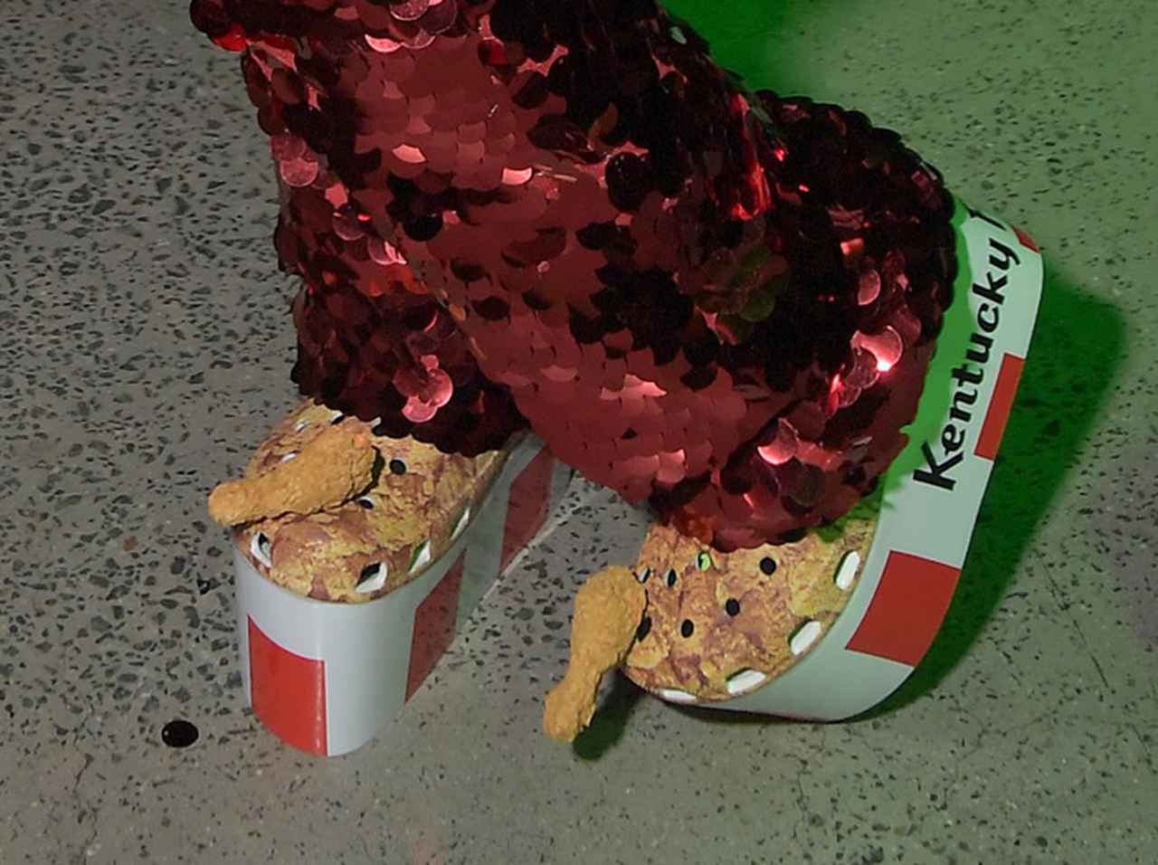 クロックスからケンタッキーフライドチキンの匂い!?コラボアイテムがヤバイ