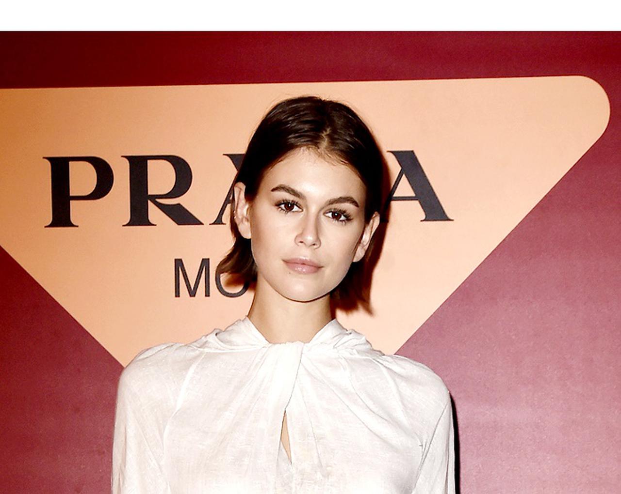 カイア・ガーバー、人の腕に自らタトゥーを入れる