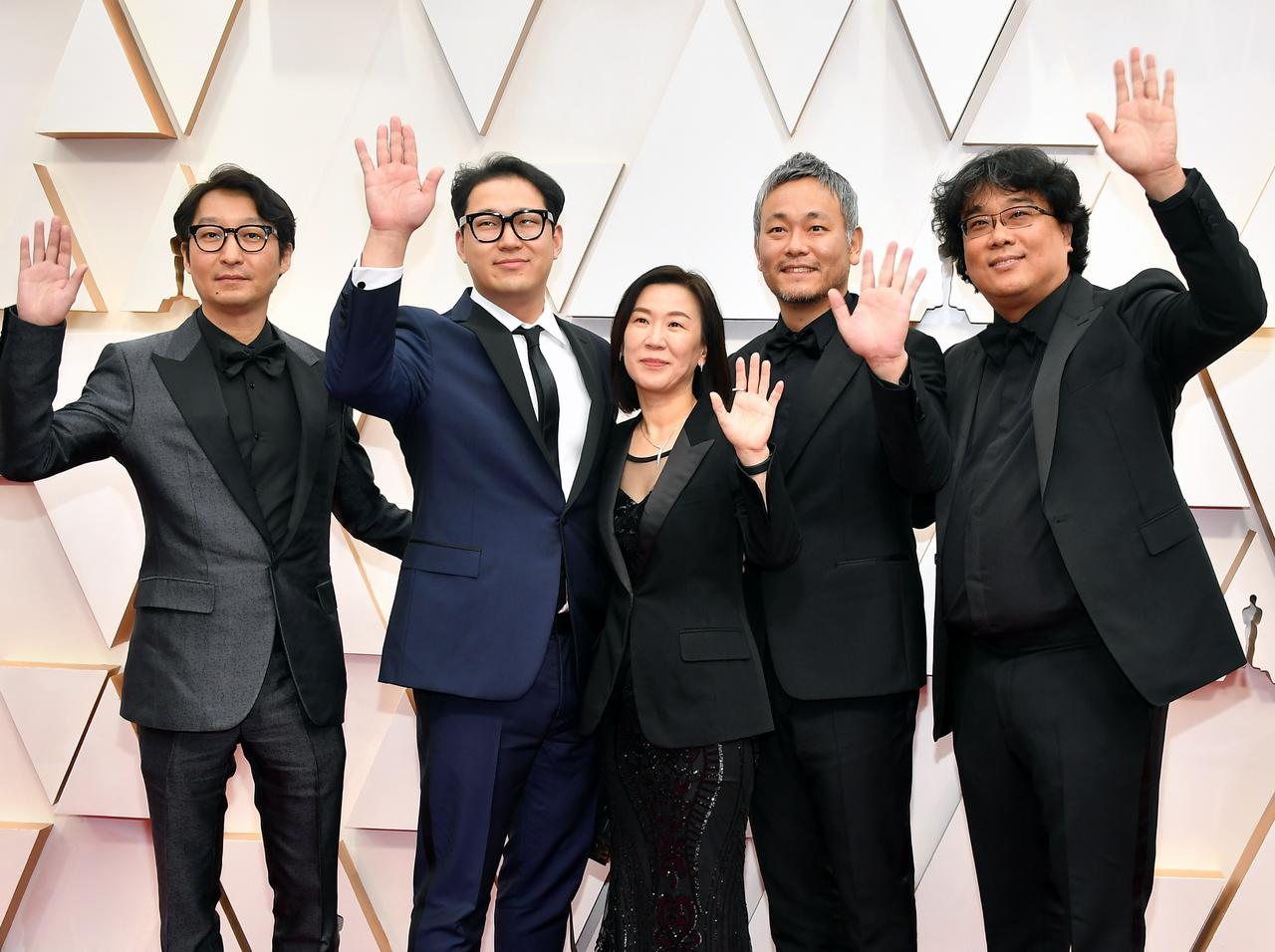 『パラサイト』ポン・ジュノ監督、「オスカー像を持った喜びを隠せない姿」が可愛すぎる【アカデミー賞】