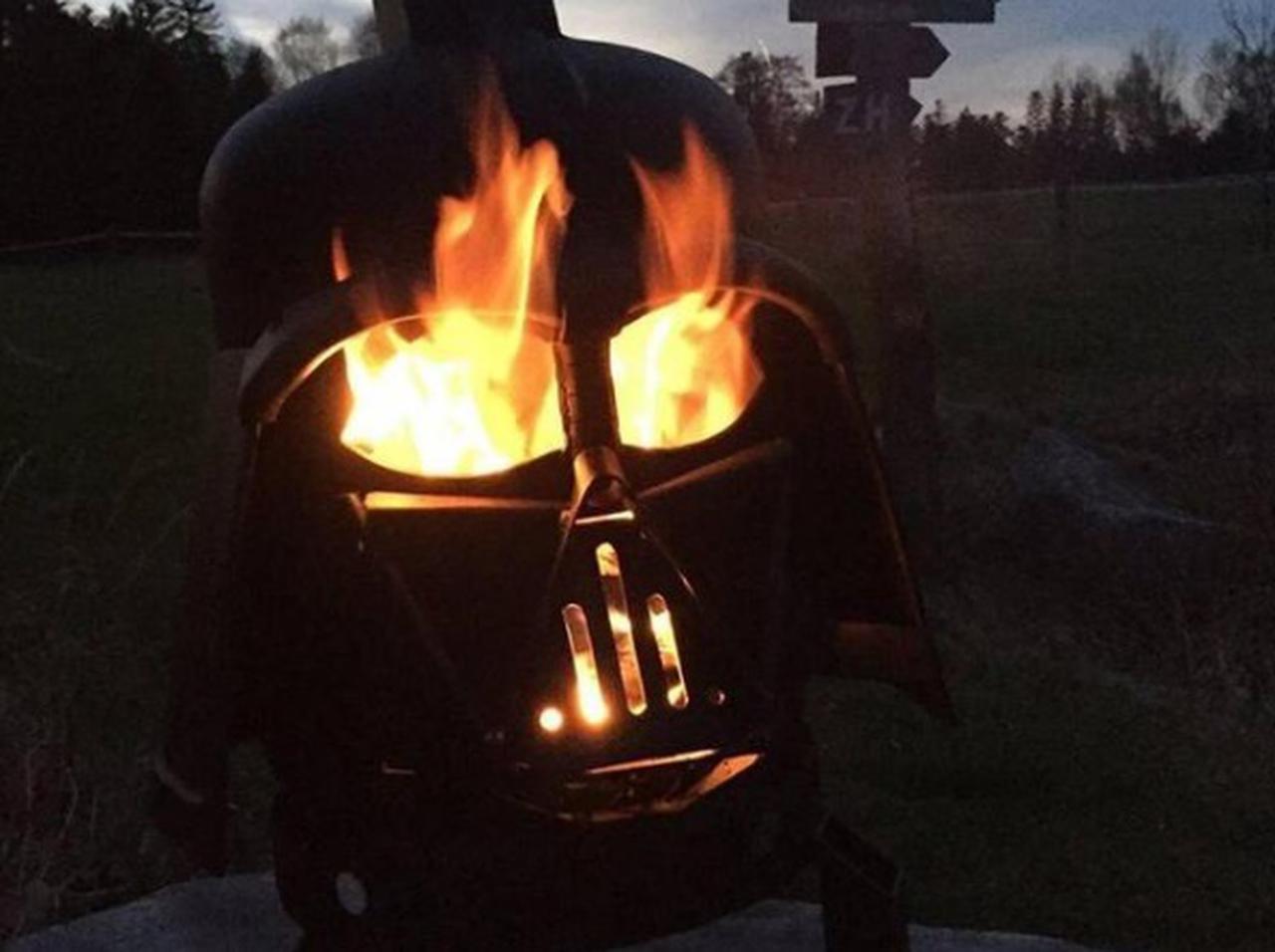 『スター・ウォーズ』ダース・ベイダー、“BBQセットで燃える姿”がファンの期待を裏切らない