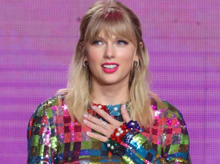 テイラー・スウィフト、サプライズ参加したアワードで恋人と堂々キス＆ハグ