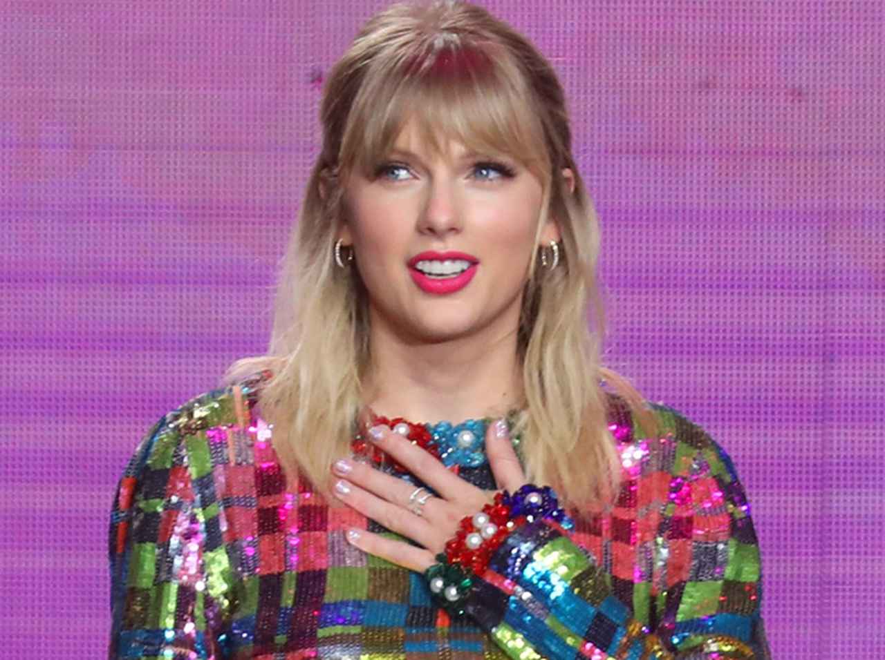 テイラー・スウィフト、サプライズ参加したアワードで恋人と堂々キス＆ハグ