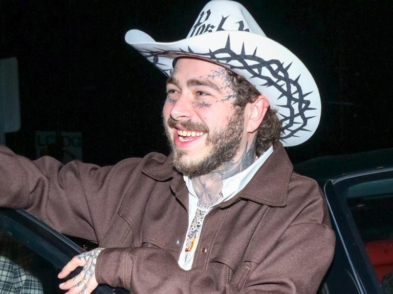 ポスト・マローン、ファンサービスで母親世代の女性と「濃厚キス」