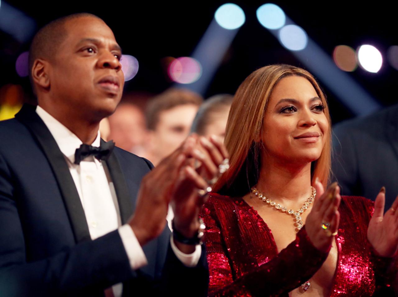 ビヨンセ&ジェイ・Z夫妻、国歌斉唱で「起立せず」物議 その理由とは?