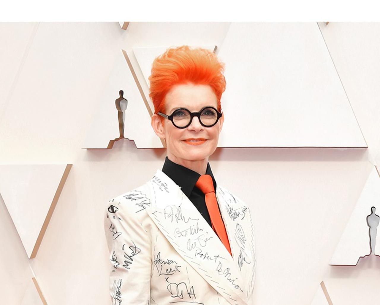 英デザイナー、セレブたちのサインを集めたスーツでアカデミー賞授賞式に出席した理由