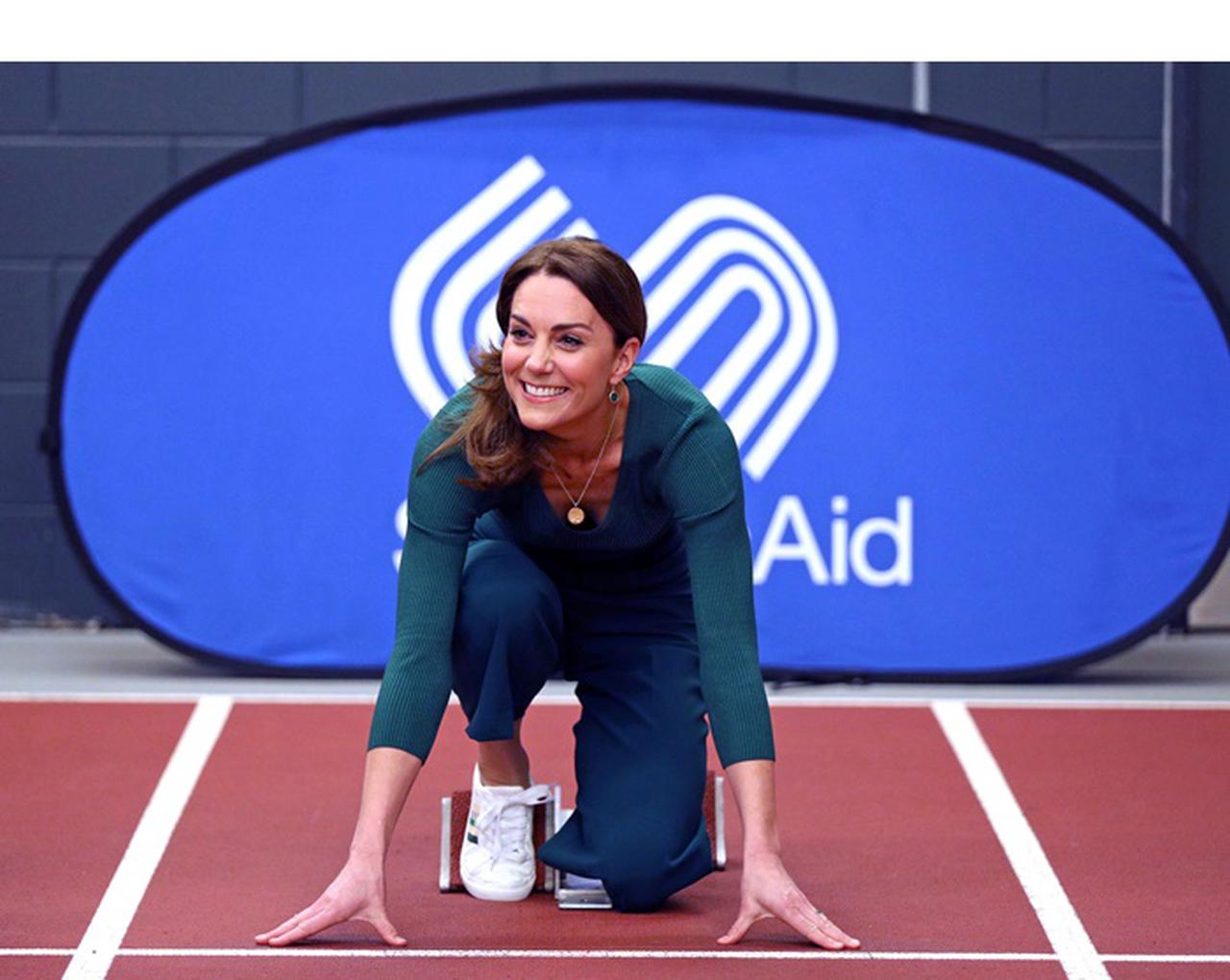 キャサリン妃、5,500円のスニーカーで本気のクラウチングスタートを披露