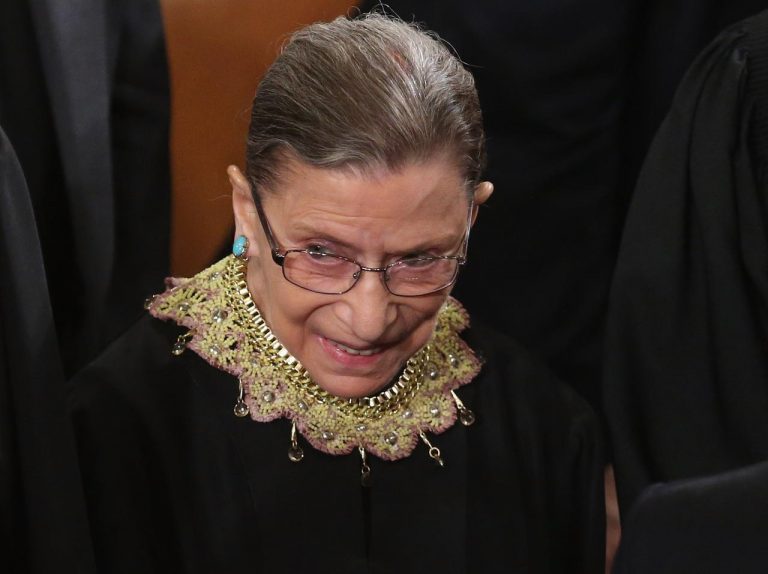 87歳の最高裁判所判事RBG、ギラッギラなヒールを公式行事で着用!主役よりも目立つ結果に