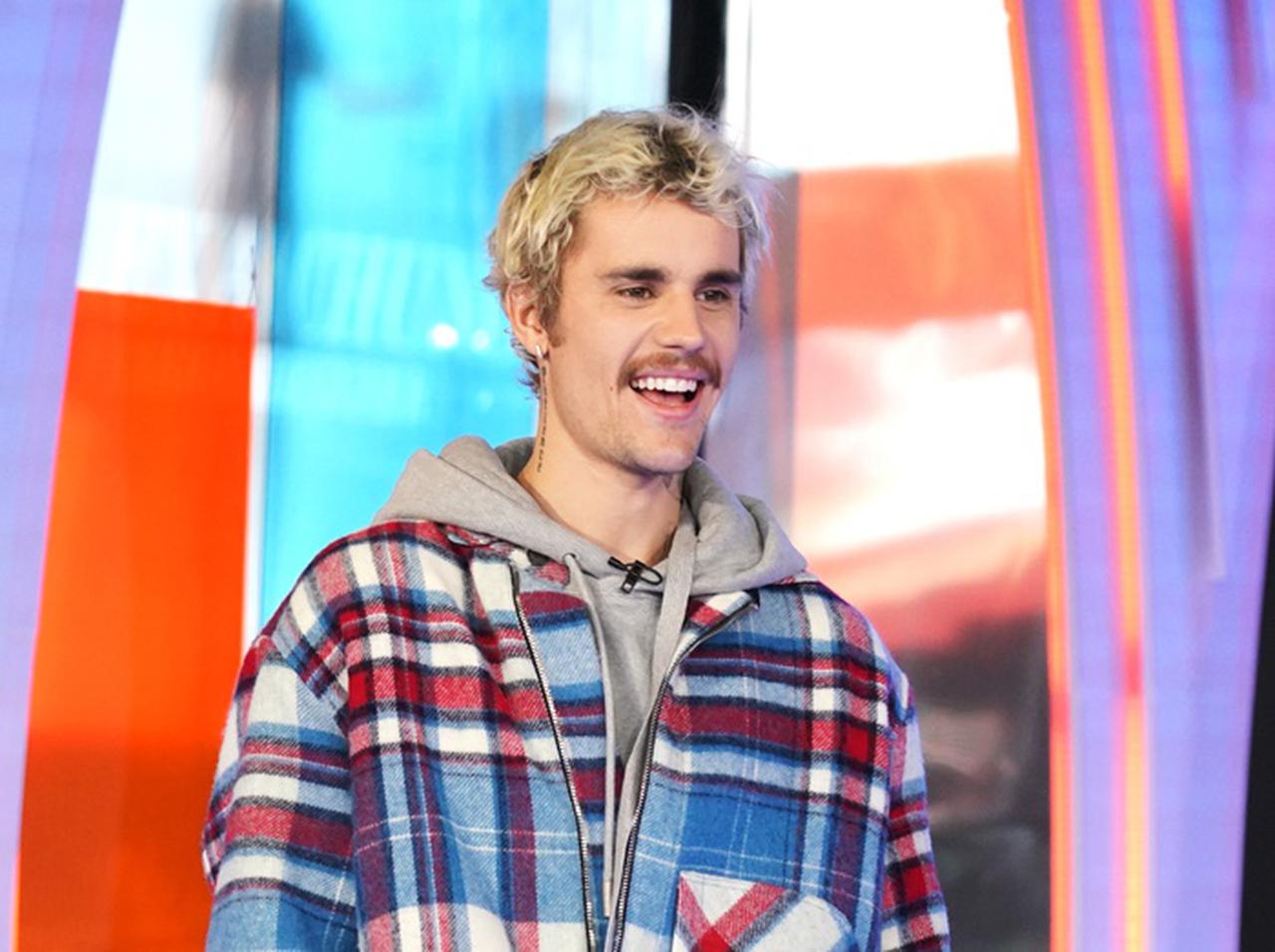 ジャスティン・ビーバー、ヘイリー・ビーバーに捧げるラブソング2曲をテレビ初披露