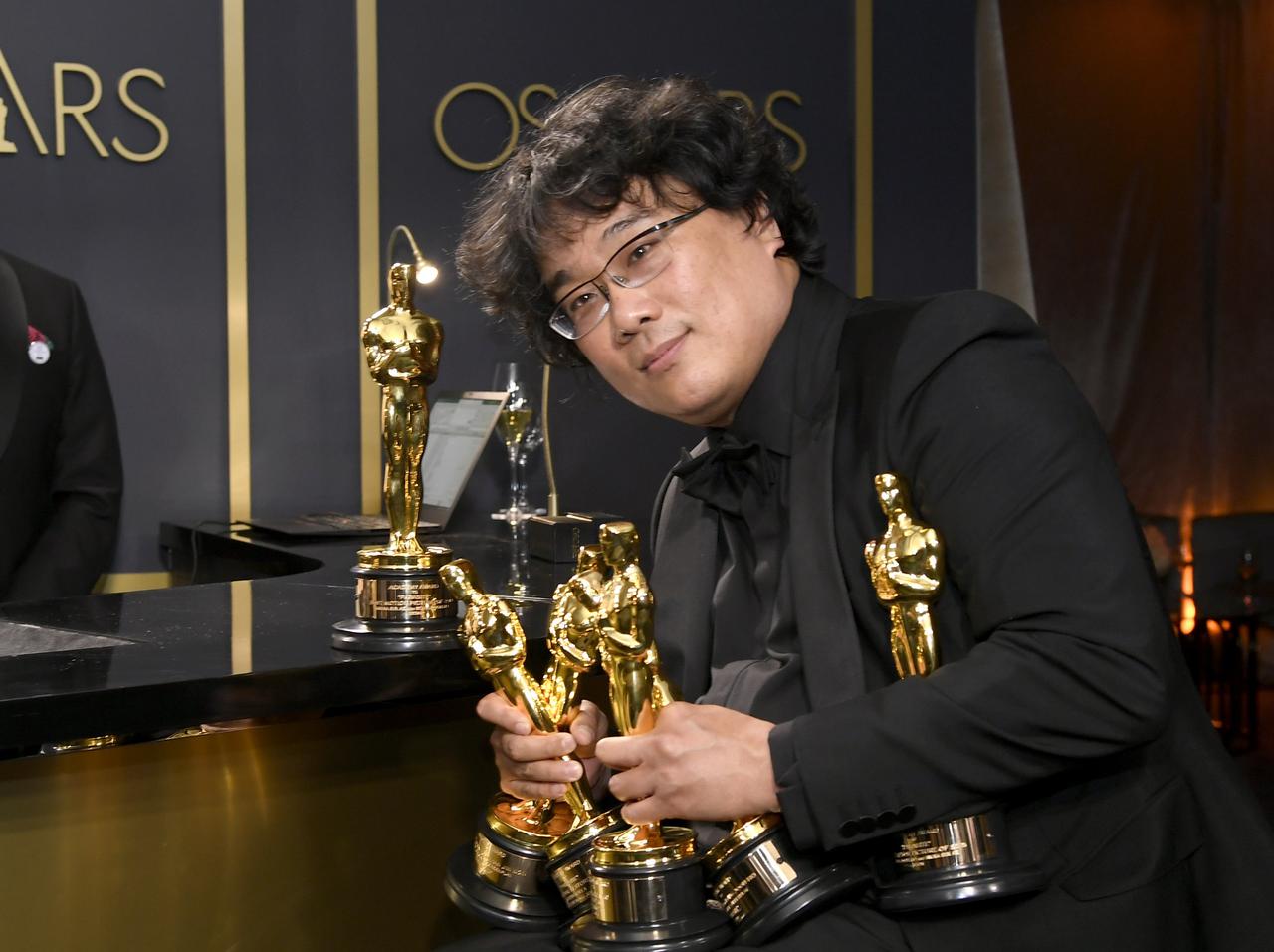 『パラサイト』ポン・ジュノ監督“オスカー像をもらいすぎ”が原因でスタッフに謝る、その「理由」が優しい【アカデミー賞】