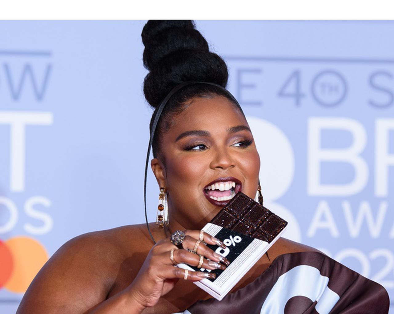 リゾ、レッドカーペットでは“チョコレート”に扮装！チョコ仕様のバッグをガブリ