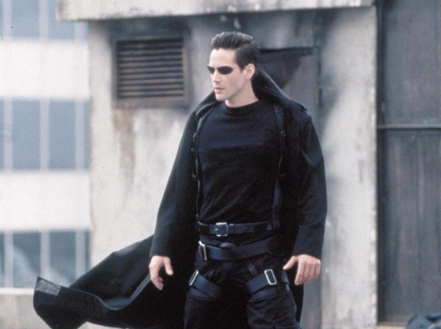 『マトリックス4』超高層ビルから2人が飛び降りて黒コートが舞う！アクション撮影に大興奮