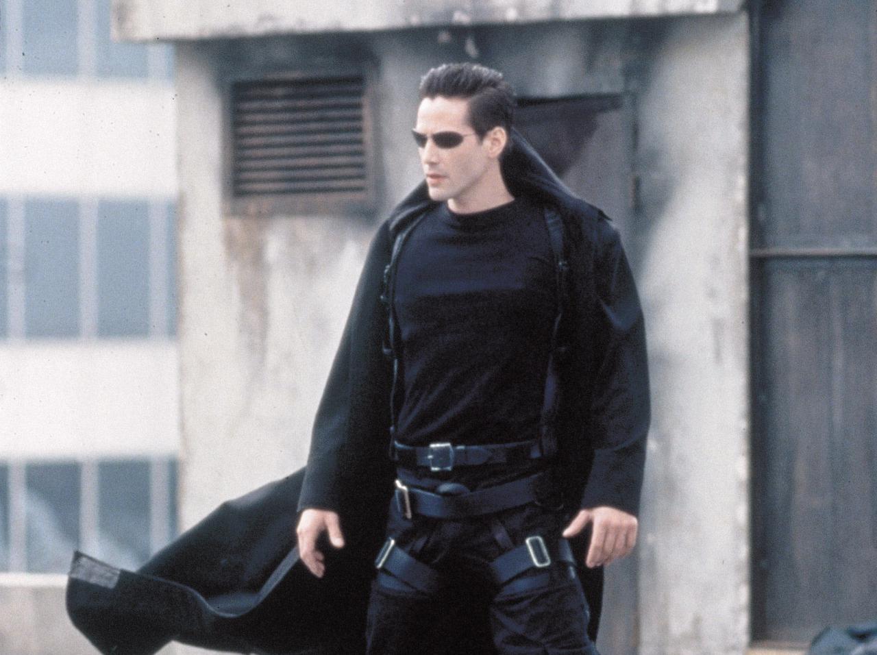 『マトリックス4』超高層ビルから2人が飛び降りて黒コートが舞う!アクション撮影に大興奮