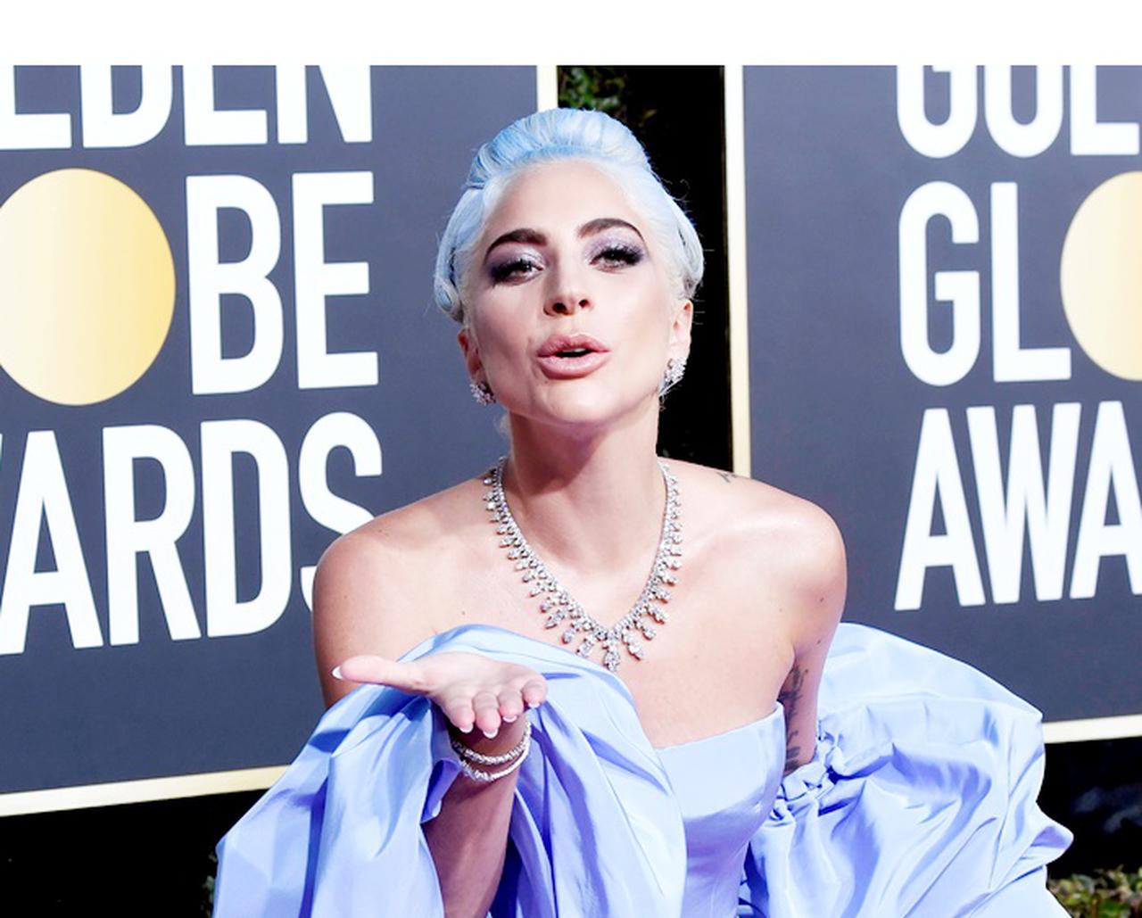 レディー・ガガ、新年早々熱烈なキスをしていた新恋人をスッピンで紹介