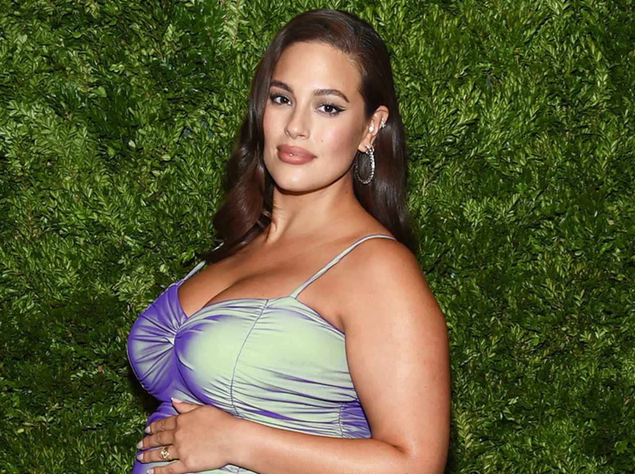 アシュリー・グラハム、「産後ママのリアル」を伝える下着写真に反響