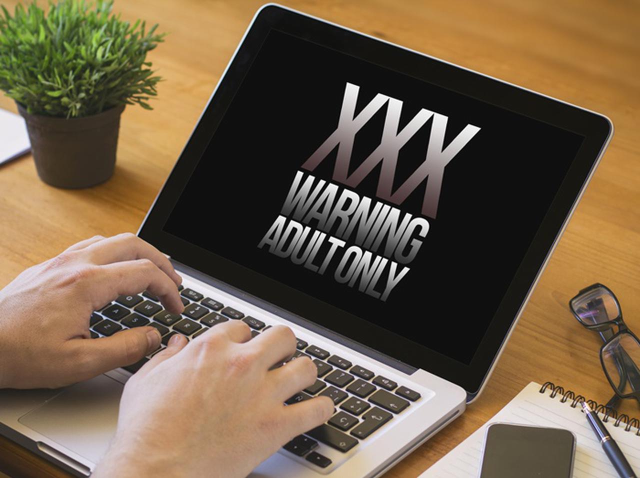 イギリス王室の公式サイト、ユーザーを「アダルトサイト」に誤って誘導