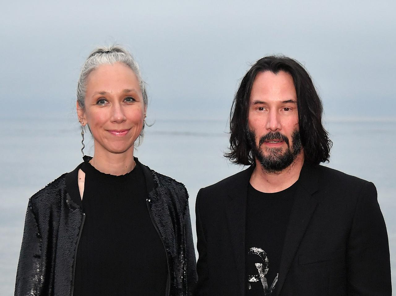 キアヌ・リーブスの『マトリックス4』撮影現場に恋人の姿！ほのぼのカップルな様子を見せる