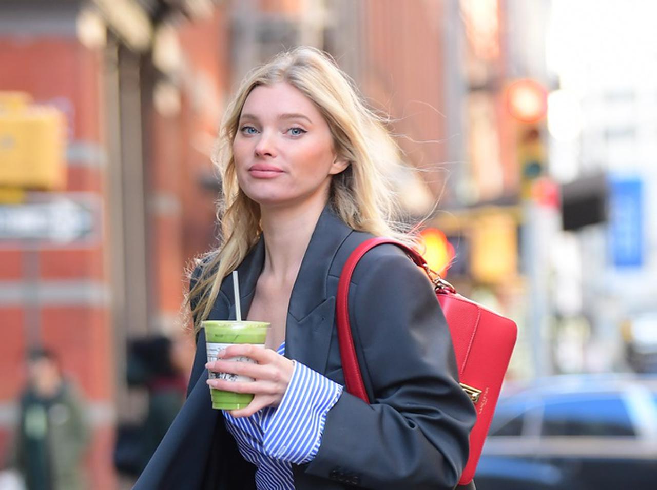 シャツのボタンは留めない！エルザ・ホスクが着る「赤」が差し色のジャケットコーデ