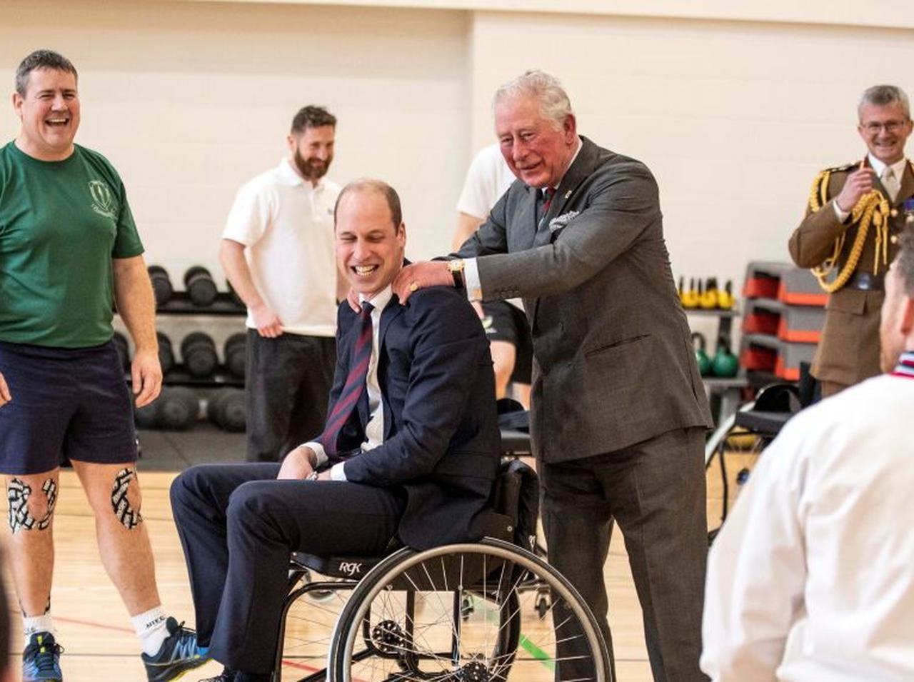 英国王室ウィリアム王子とチャールズ皇太子、「親子らしい」交流を見せほっこり