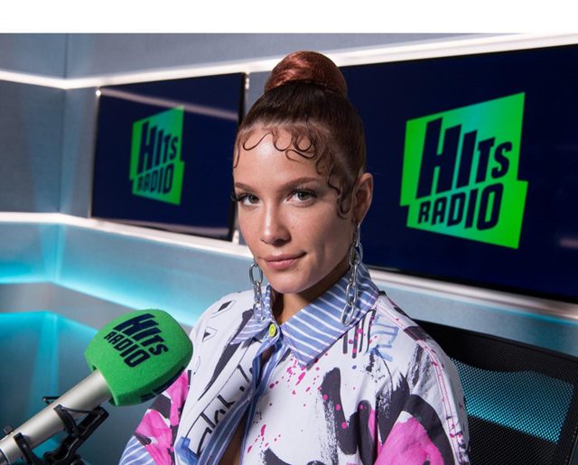 ホールジー、恋人エヴァン・ピーターズの友人と初めて会った時の格好が強烈