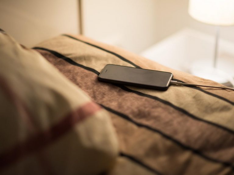 『スマホ充電中』に「あること」をした男性が感電死、“やってしまいがちな”危険行為とは?