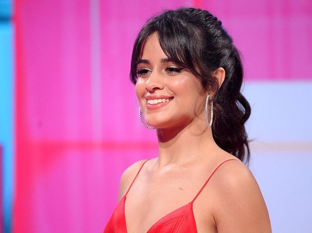 カミラ・カベロ、映画『シンデレラ』のキャストと「ワイン」で距離を縮める