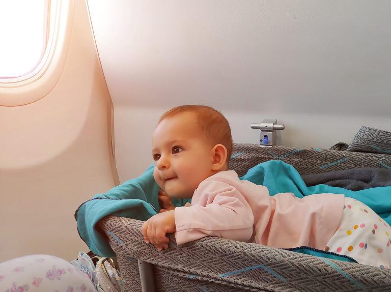 妊活9年でついに親に…娘と飛行機に搭乗した夫婦に乗員が行なった驚きの『機内アナウンス』とは