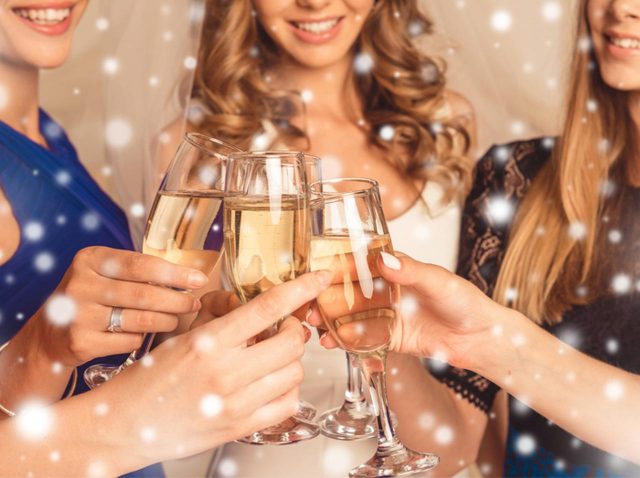 マーベル女優主催、メイク禁止の「すっぴんパーティー」で美魔女たちがワイワイ