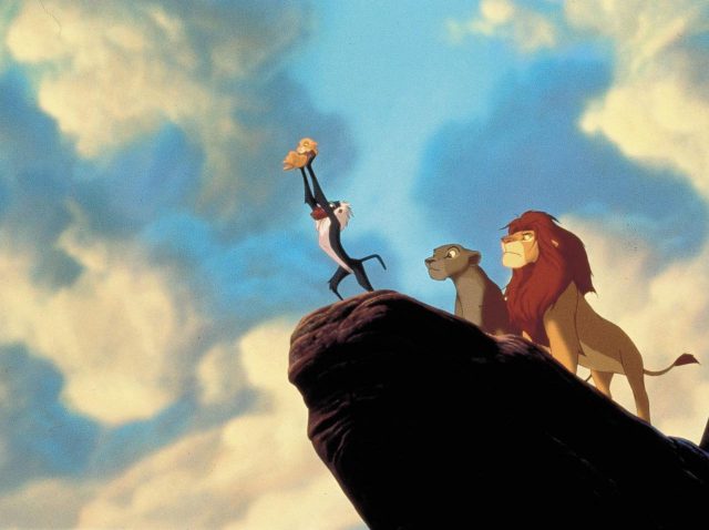 リアル『ライオン・キング』！野生のヒヒが子ライオンを抱きかかえる姿がディズニーのよう