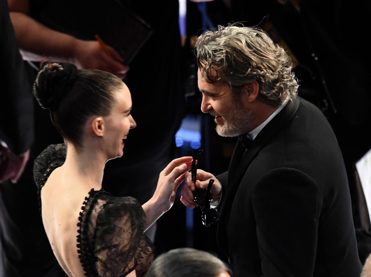 ホアキン・フェニックスとルーニー・マーラ、オスカー像を“地べた”に置き「あること」をする様子にほのぼの